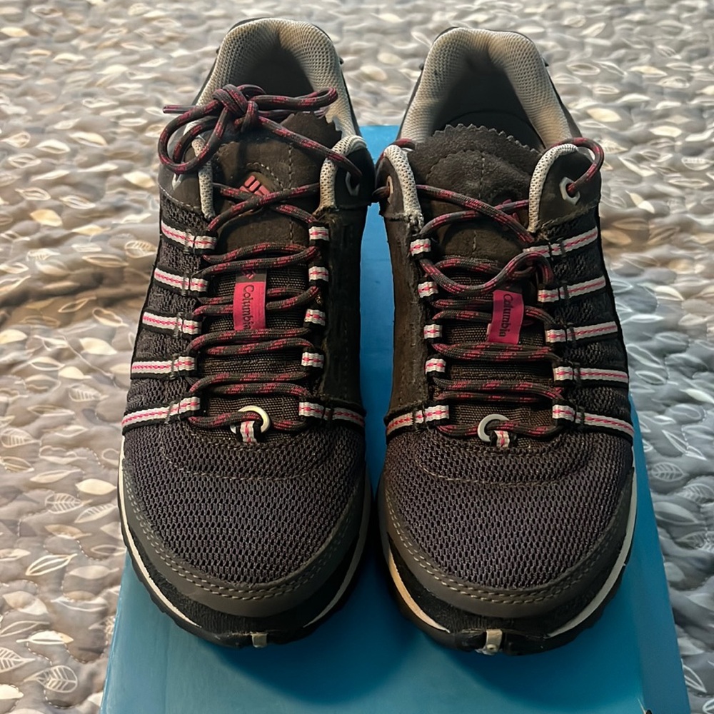 Women’s Columbia Culvert Omni-tech Dark grey/pink hiking shoes, size 6